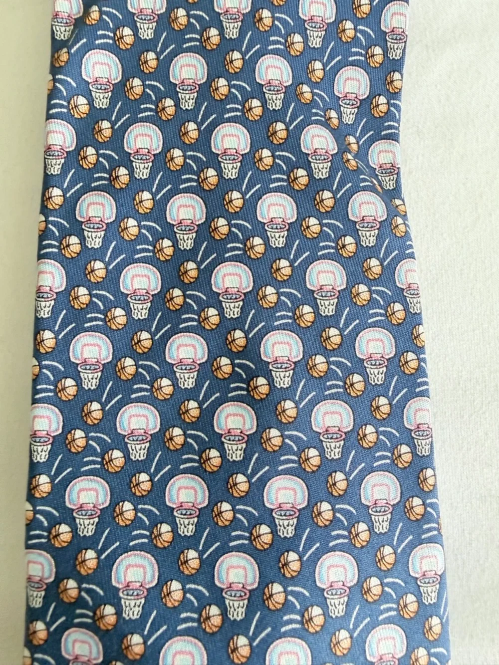 Vineyard Vines 100% Silk Basketball Hoop Sports Theme Navy Patterned Tie